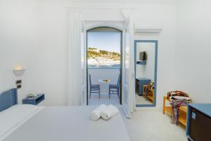 A bed or beds in a room at Hotel La Roccia