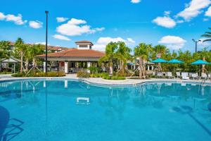 Der Swimmingpool an oder in der Nähe von Orlando Resort Rentals at Universal Boulevard