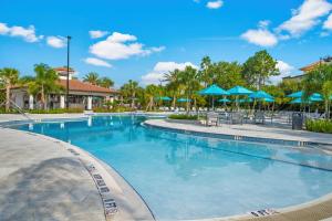 Der Swimmingpool an oder in der Nähe von Orlando Resort Rentals at Universal Boulevard