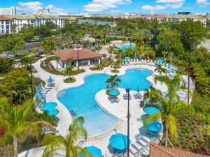 eine Luftaufnahme des Pools im Resort in der Unterkunft Orlando Resort Rentals at Universal Boulevard in Orlando
