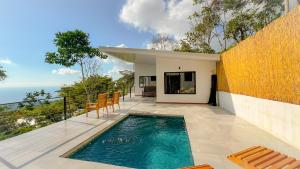 Bazén v ubytování Canavida Villas & Resort nebo v jeho okolí