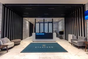 un puesto en la entrada de un edificio Starord en Hotel Stanford, en Nueva York