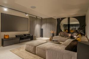 Billede fra billedgalleriet på Grand Spa-Francorchamps Villa - Chalourous "home sweat home" for Families, Friends & Pilots - Splendid 4-Bedroom with Home Cinema theater & pool i Spa