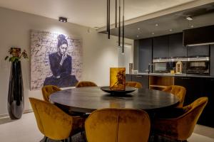 Billede fra billedgalleriet på Grand Spa-Francorchamps Villa - Chalourous "home sweat home" for Families, Friends & Pilots - Splendid 4-Bedroom with Home Cinema theater & pool i Spa + 53 billeder