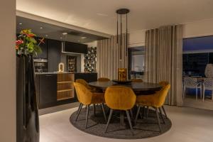 Billede fra billedgalleriet på Grand Spa-Francorchamps Villa - Chalourous "home sweat home" for Families, Friends & Pilots - Splendid 4-Bedroom with Home Cinema theater & pool i Spa