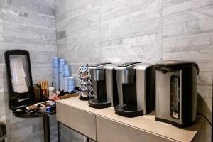 Utensilios para hacer té y café en Hotel Stanford