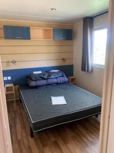 un dormitorio con una cama en una habitación en Camping les Fouguières, en Carcès 72 fotos más