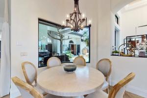 Coin salon dans l'établissement Paradise 3 autres photos