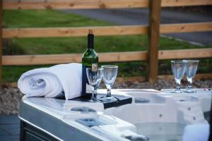 un tavolo con una bottiglia di vino e bicchieri da vino di Lower Tundridge Cottage a Worcester Altre 5 foto