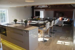una cucina e un soggiorno con tavolo e sedie di Lower Tundridge Cottage a Worcester
