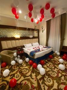 a room with a bed with balloons on the floor at فندق الاندلس الماسى in Al Madinah