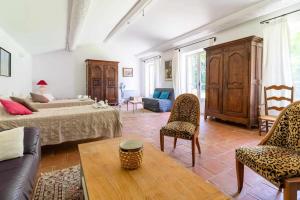 ein Wohnzimmer mit einem Bett und einer Couch in der Unterkunft Villa charmante à Saint-Rémy-de-Provence avec piscine privée in Saint-Rémy-de-Provence + 60 Fotos