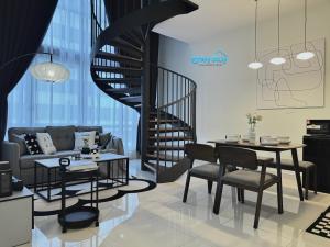马六甲The Apple Residence By Heystay Management的客厅设有螺旋楼梯和桌椅
