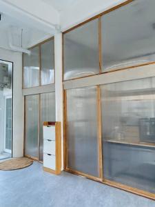 an empty kitchen with glass doors and a shelf at Megun10 duo in Bang O