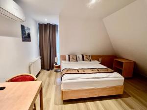 Rúm í herbergi á Gästehaus LINH