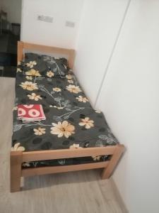 巴奇卡帕兰卡Sindi Apartman的花房里的一张床位