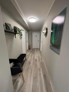 ÓlafsfjörðurKlara Guesthouse的带沙发和椅子的客厅