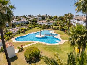 una vista aérea de una piscina en un resort en Secret View Calahonda, en Cabopino 15 fotos más