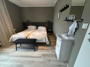 Tempat tidur dalam kamar di Klara Guesthouse