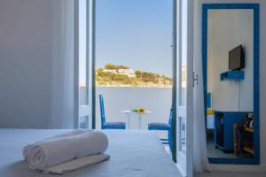 A bed or beds in a room at Hotel La Roccia
