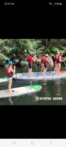 een groep mensen op een paddleboard in het water bij Casa Encanto do Douro in Várzea do Douro +10 foto's