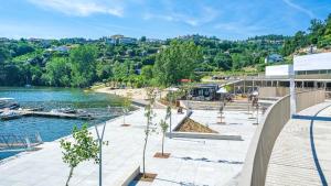 een uitzicht op een jachthaven met een aanlegsteiger bij Casa Encanto do Douro in Várzea do Douro