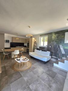 una sala de estar con un sofá y una mesa en Maison avec Spa et Piscine, en Vieille-Toulouse