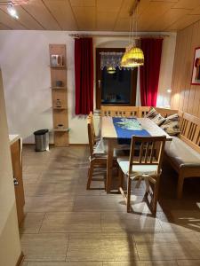 a dining room with a table and chairs at Ferienwohnung Zschopautal in Mittweida