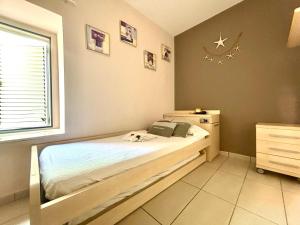 a small bedroom with a bed and a window at Increíble casa frente al mar , planta baja in Torredembarra