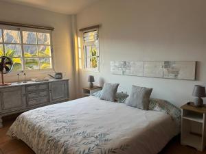 フロンテーラにあるCasa Villamaravilla I, Isla de El Hierroのベッドとドレッサーと窓のある寝室