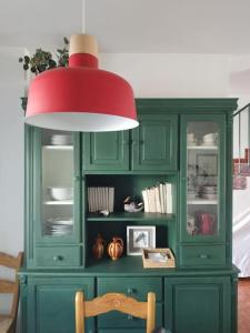 ein grüner Stall mit einer roten Lampe darüber in der Unterkunft La Casita de Wilson in Los Marines