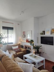 ein Wohnzimmer mit Sofa und Tisch in der Unterkunft La Casita de Wilson in Los Marines