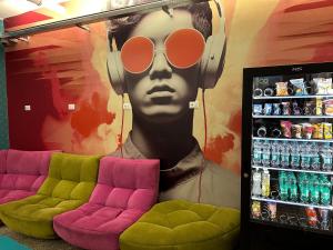 巴里CconfortHotels Host Bari Centrale的一幅壁画，画中一名男子戴着耳机和眼镜