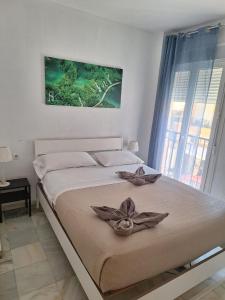 Un dormitorio con una cama con dos cuencos. en apartamentos Centro PICASSO, en Málaga