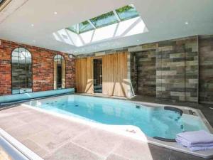 斯通The Chapel - A Hidden Gem with Private Pool & Bar的一个带天窗的大型游泳池