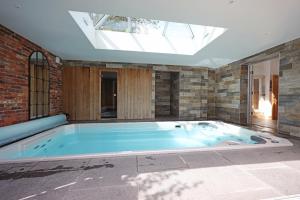The Chapel - A Hidden Gem with Private Pool & Bar内部或周边的泳池