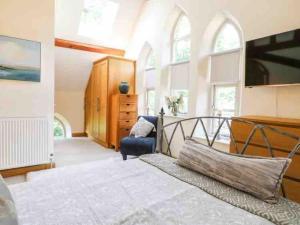 The Chapel - A Hidden Gem with Private Pool & Bar的电视和/或娱乐中心