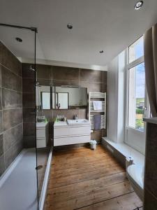 a bathroom with a tub and a sink and a mirror at Manoir aux roses, gîte 15 personnes avec Spa in Bonningues-lès-Ardres +29 photos