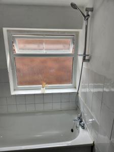 Ένα μπάνιο στο Doncaster Serviced Accommodation - Apartments - 3 Bed House-Close To A1 & M18 - Contractors - Business Travellers - Families +21 φωτογραφίες