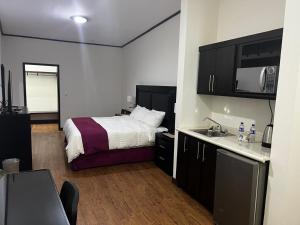 Kuchyň nebo kuchyňský kout v ubytování Hotel Los Arcos