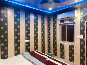 Llit o llits en una habitació de Hotel Raju Homestay Ayodhya 150 Meters from Shree Ram Janmbhoomi Temple 200 Meters from Ayodhya Dham Railway Station