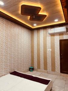 A bed or beds in a room at Hotel Raju Homestay Ayodhya 150 Meters from Shree Ram Janmbhoomi Temple 200 Meters from Ayodhya Dham Railway Station