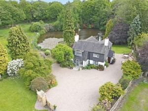 una vista aerea di una casa con giardino di Charming retreat with hot tub and lake terrace a Hilderstone