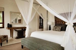 Cama ou camas em um quarto em Qambani Luxury Resort