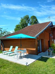 Montmorency-Beaufort"Le Studio" climatisation Parking Privé Restauration Proche des lacs的带桌椅和遮阳伞的露台