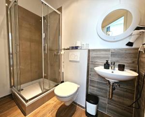 ein Badezimmer mit Toilette, Waschbecken und Dusche in der Unterkunft Airport Messe Hotel in Düsseldorf + 52 Fotos