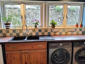 Køkken eller tekøkken på Open Plan 3 Bedrooms Cornish stone house cottage + 39 billeder