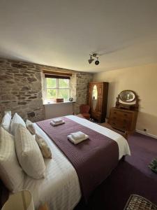 En eller flere senge i et værelse på Open Plan 3 Bedrooms Cornish stone house cottage