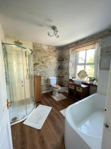 Et badeværelse på Open Plan 3 Bedrooms Cornish stone house cottage