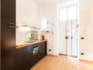 ローマにあるSabelli Nightlife Apartment-LA SAPIENZA-TERMINI STATIONのキッチン(黒い冷蔵庫付)